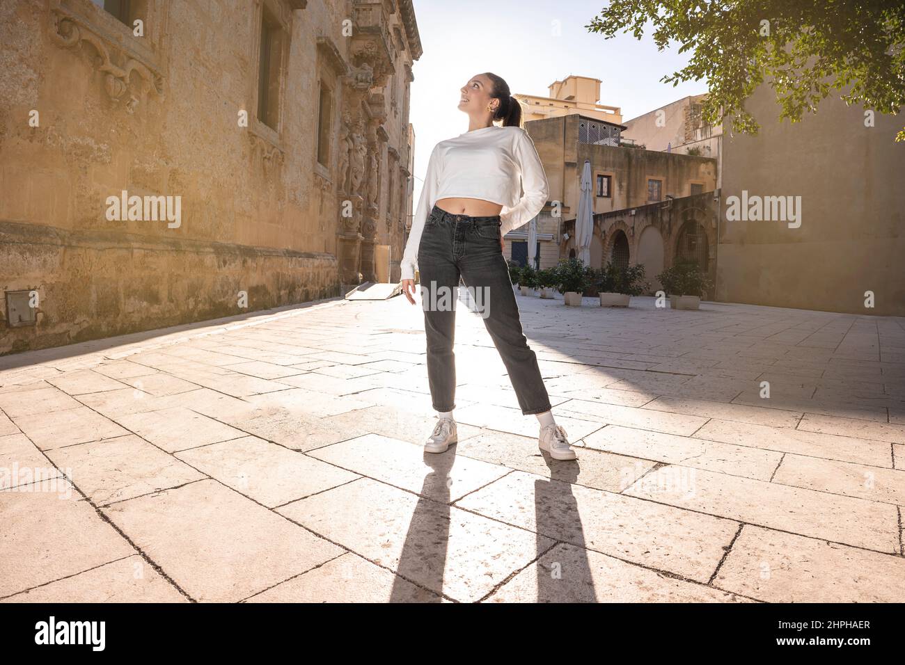 Retrato completo de la mujer joven en una plaza en el país mediterráneo Foto de stock