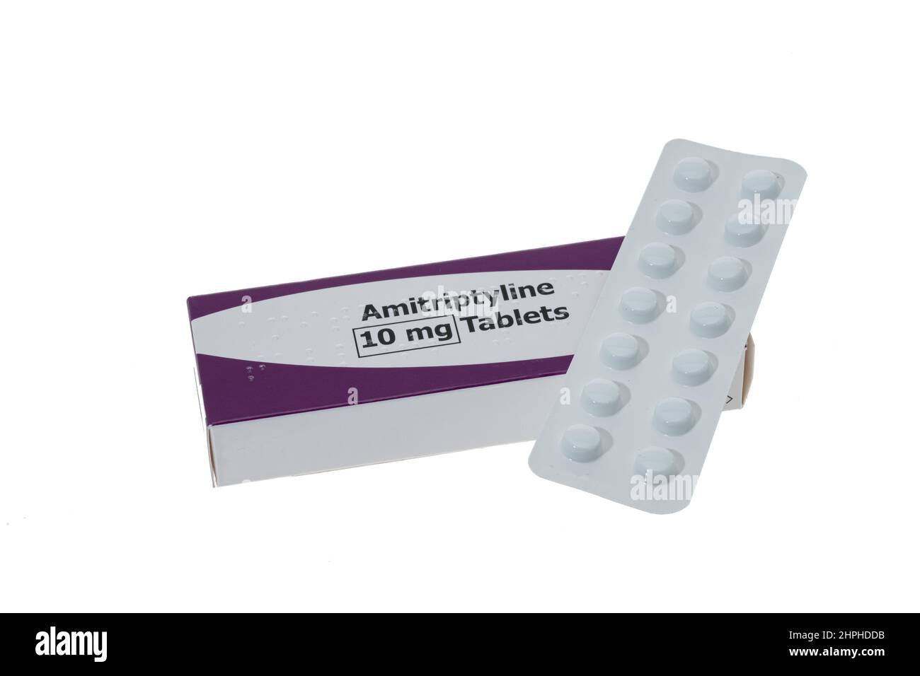 Genérico Amitriptyline Hydrochloride Pills que se utilizan para tratar los síntomas de la depresión y también el alivio del dolor - fondo blanco Foto de stock