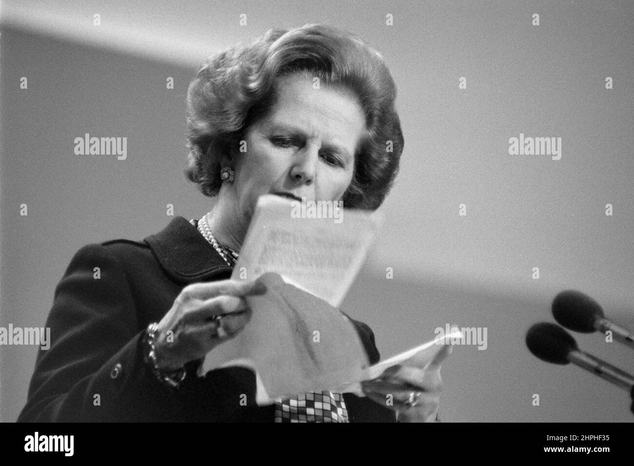 La primera ministra Margaret Thatcher leyó sus notas mientras hablaba en la conferencia conservadora de 1984. Foto de stock