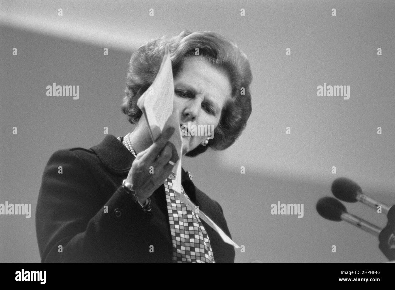 La primera ministra Margaret Thatcher leyó sus notas mientras hablaba en la conferencia conservadora de 1984. Foto de stock