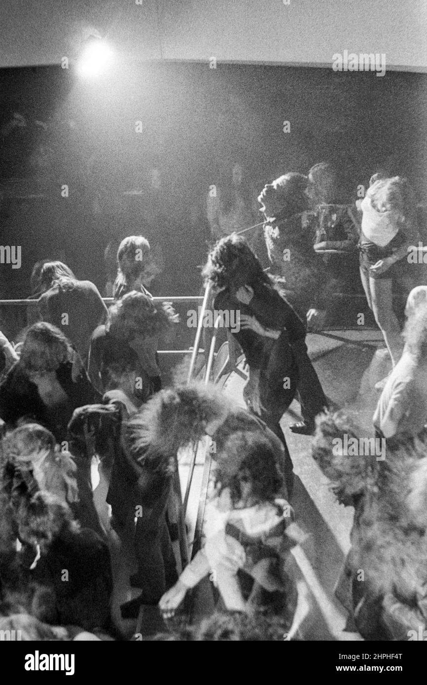 Retozar la música rock psicodélica en la pista de baile en una discoteca. 1973 Hamburgo, Alemania. Foto de stock