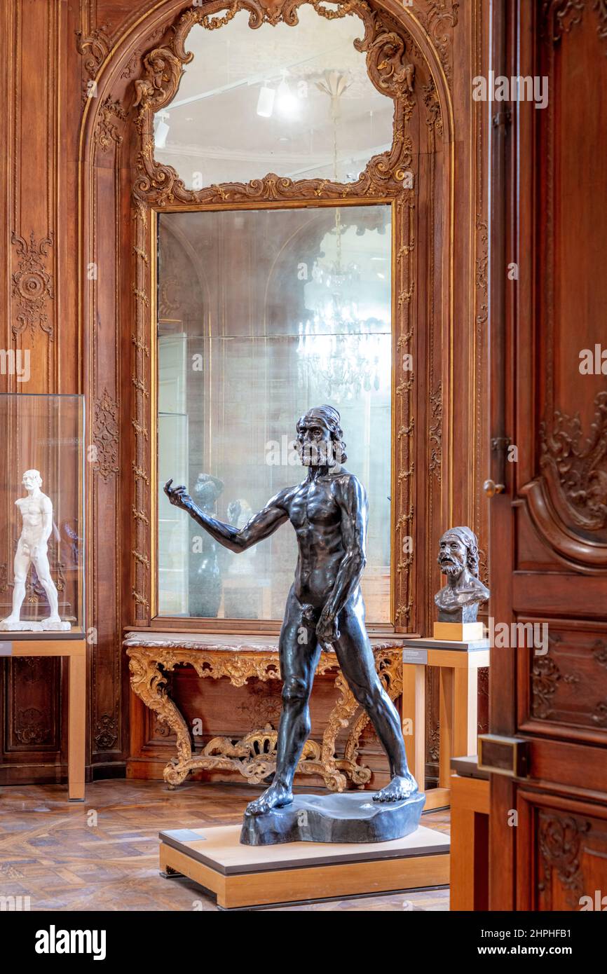 Escultura de bronce de San Juan Bautista en exhibición en l'Hotel Biron, Musée Rodin, París, Francia Foto de stock
