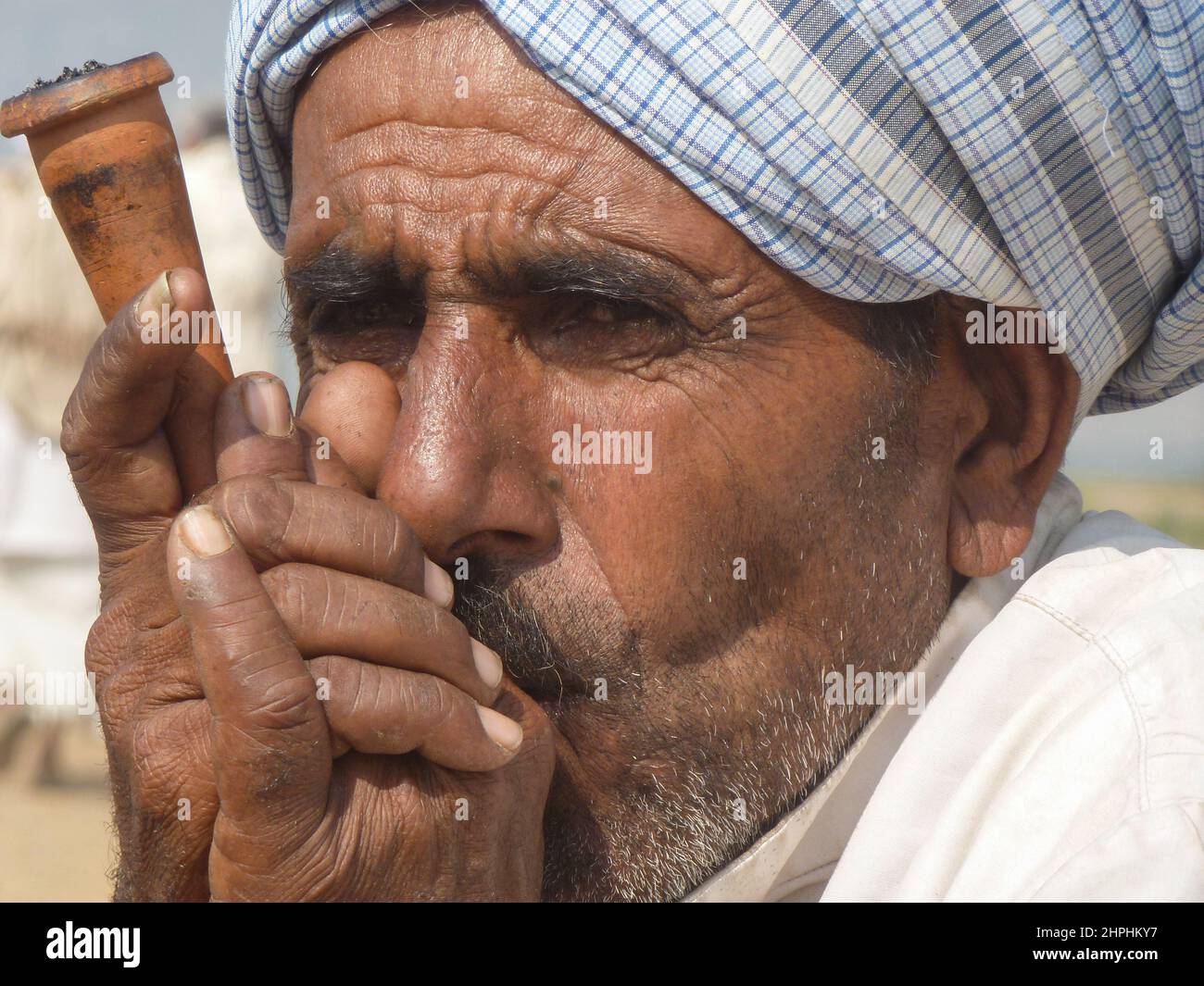 Hombre fumando hachís en tjilm, Rajasthan, India Foto de stock