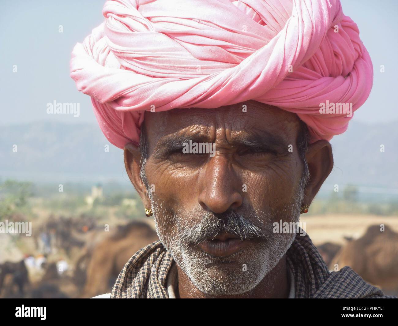 retrato del hombre con turbante en la feria de camellos en Pushkar, Rajasthan, Indi Foto de stock