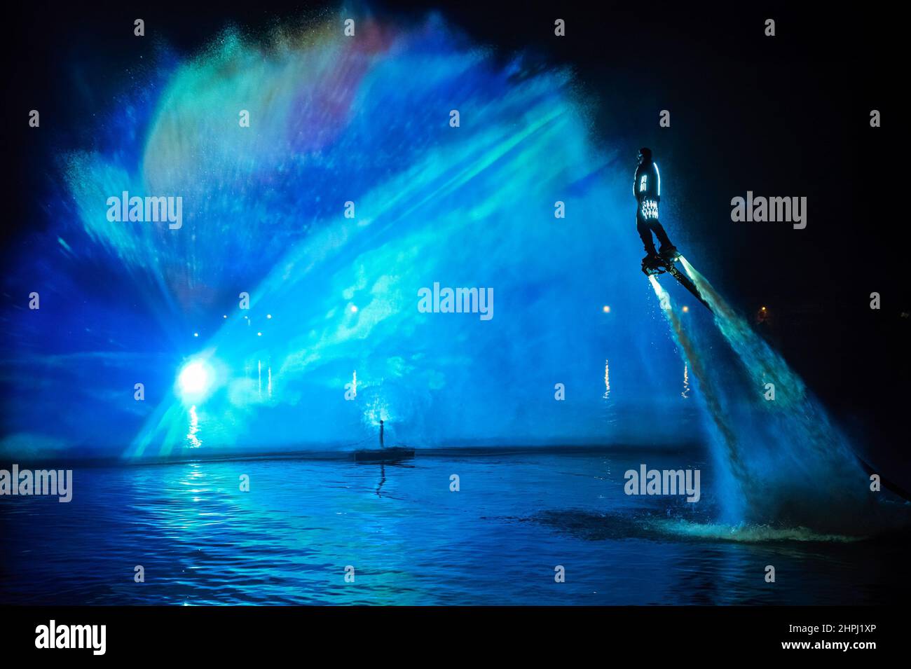 Un robot visto volando sobre el agua durante el Carnaval de Venecia. Un  espectáculo visionario sobre el agua, Nebulosa Solaris, se ha organizado en  el Arsenal (Arsenale, para el Carnaval de Venecia -