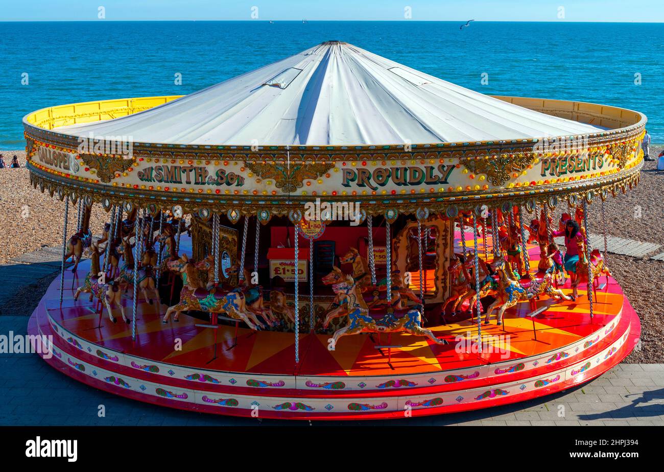 El famoso carrusel de Brighton, alegre-go-round, a lo largo del paseo marítimo de Brighton, Brighton, Reino Unido. Foto de stock
