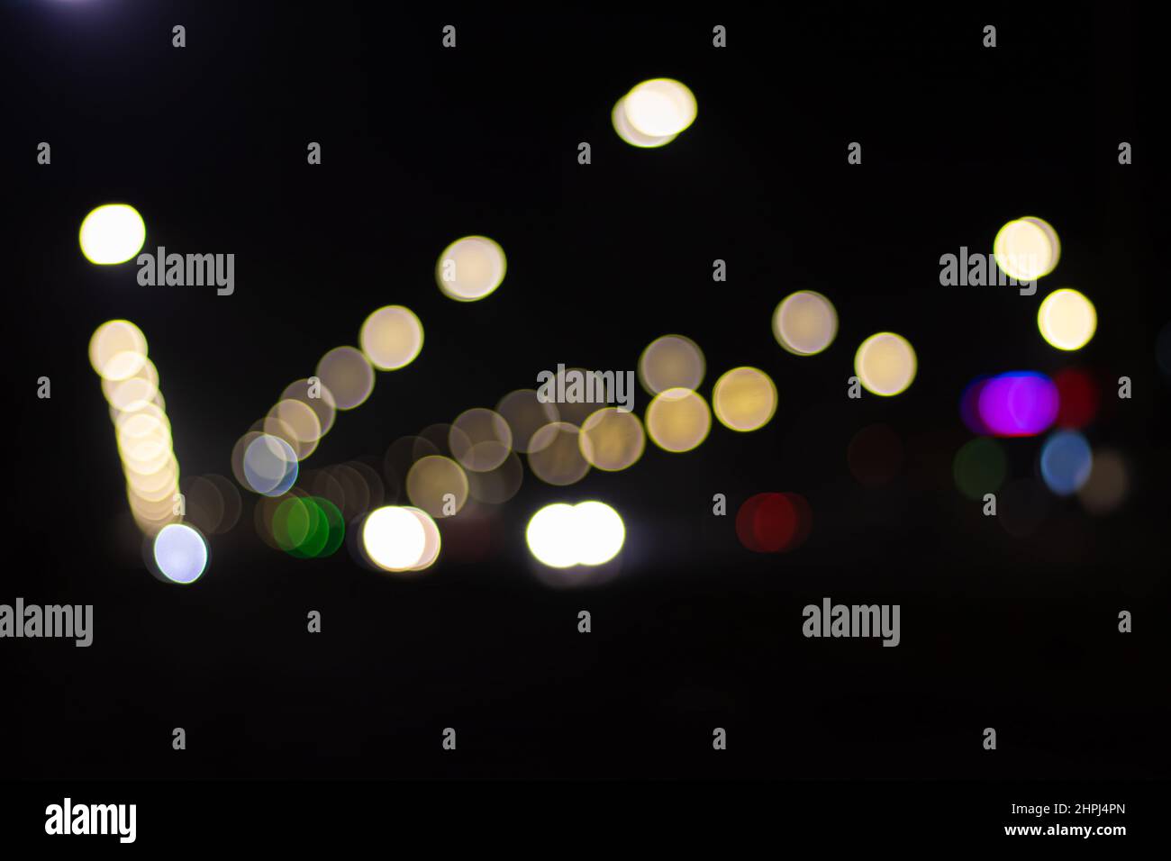 Fondo borroso con luces bokeh al aire libre por la noche para texturas y fondos de pantalla Fotografía de stock - Alamy Fondo borroso con luces bokeh al aire libre por la noche para texturas y fondos de pantalla Fotografía de stock - Alamy