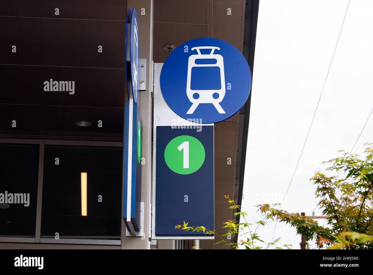 Señalización para la línea 1 de Sound Transit en la estación de tren ligero de Link en Seattle, Washington. Foto de stock