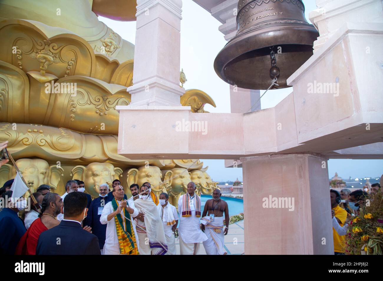 Ramanuja Estatua de la Dedicación por la Igualdad, Rajnath Singh Timing Bell, Hyderabad, Telengana, India Foto de stock