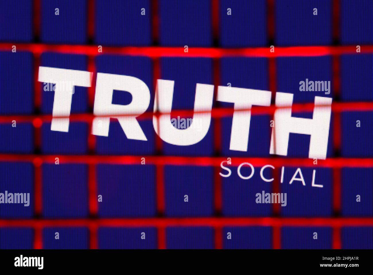 El logotipo de la red de la Verdad Social detrás de las barras. El concepto de la verdad La censura social y la prohibición. Foto de stock