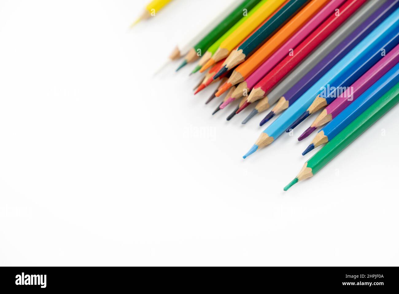 los lápices de colores romos están dispuestos en la línea sobre el fondo  blanco y listos para pintar Fotografía de stock - Alamy