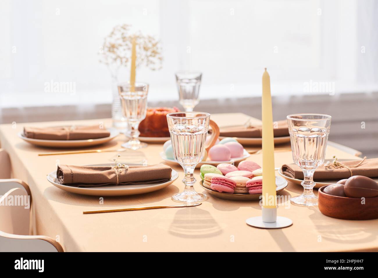 Imagen de fondo de elegante mesa de cena decorada para Pascua en tonos suaves y aireados, espacio de copia Foto de stock