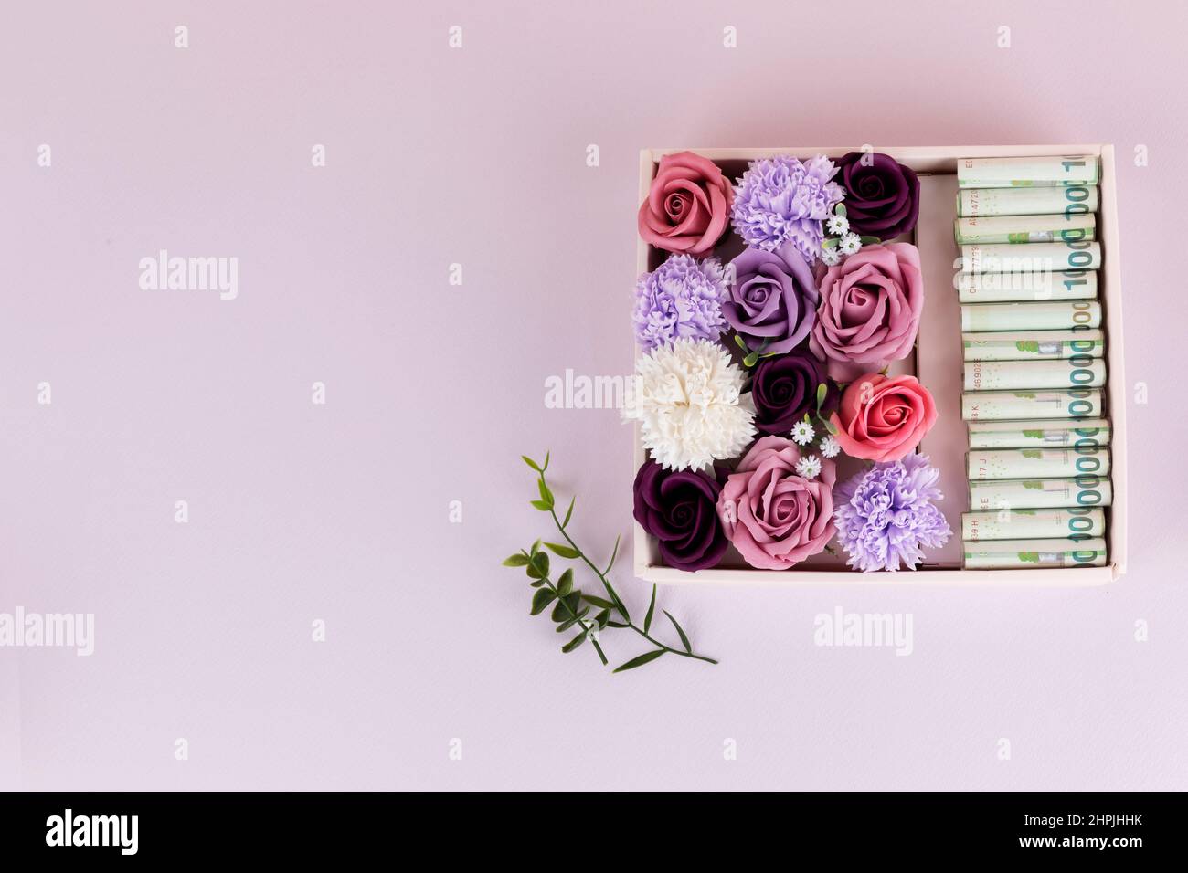 Caja de flores de dinero coreano para el día de los padres Fotografía de stock - Alamy Caja de flores de dinero coreano para el día de los padres Fotografía de stock - Alamy