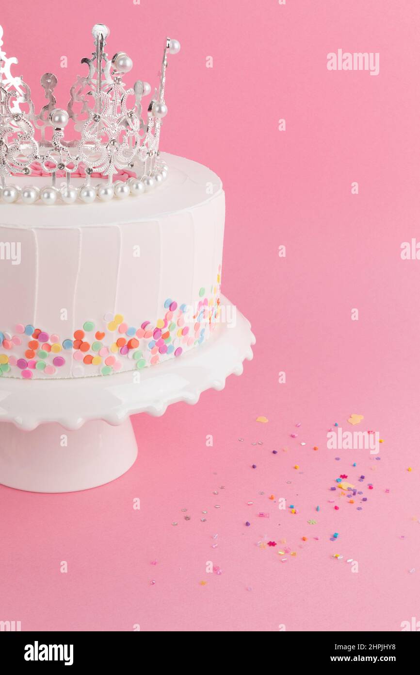 hermoso pastel con corona, princesa concepto de aniversario de cumpleaños  Fotografía de stock - Alamy