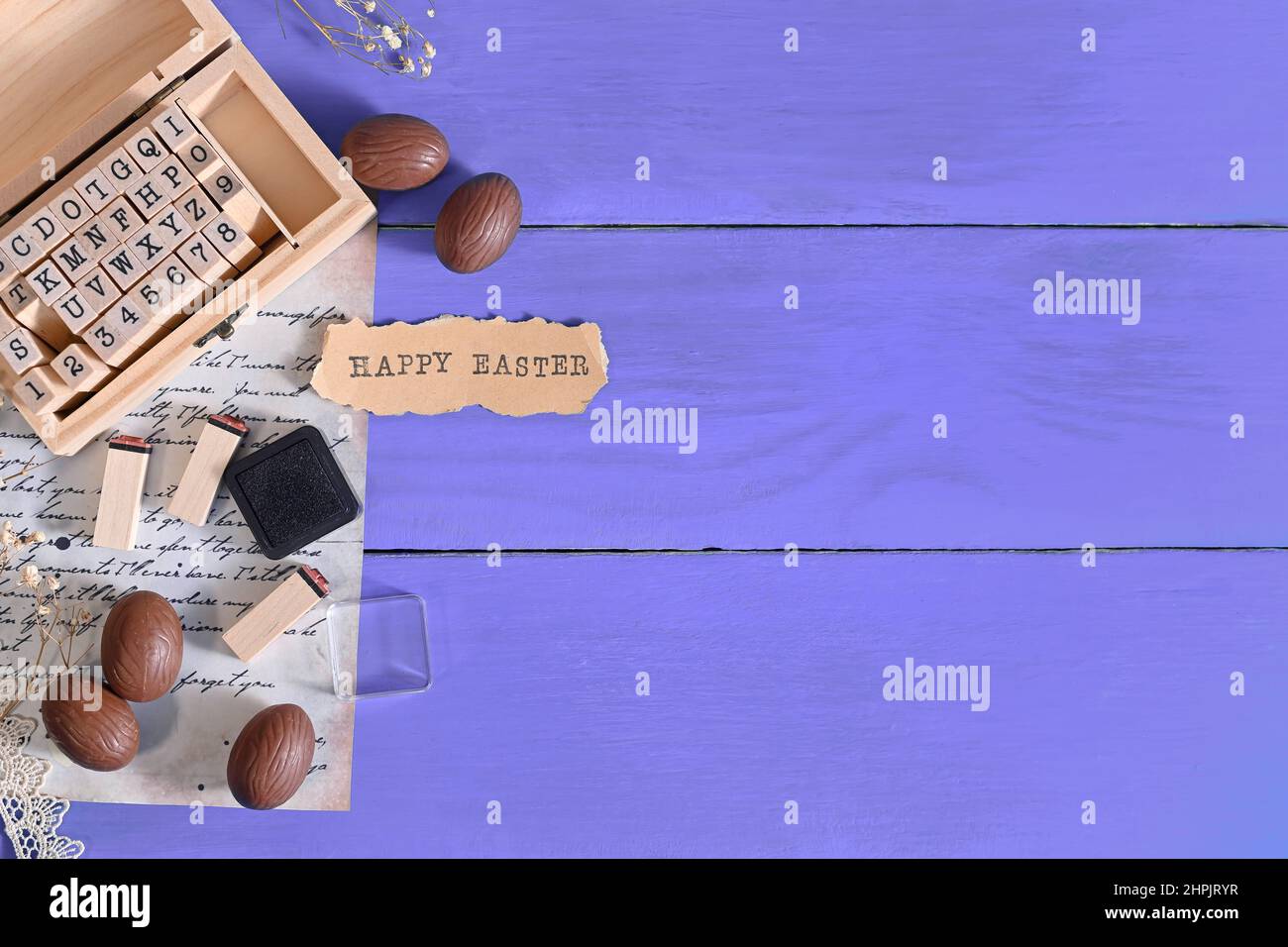 La composición de la pascua. Huevos de chocolate, letras para un sello, una letra sobre el fondo de Peri mismo. Foto de stock