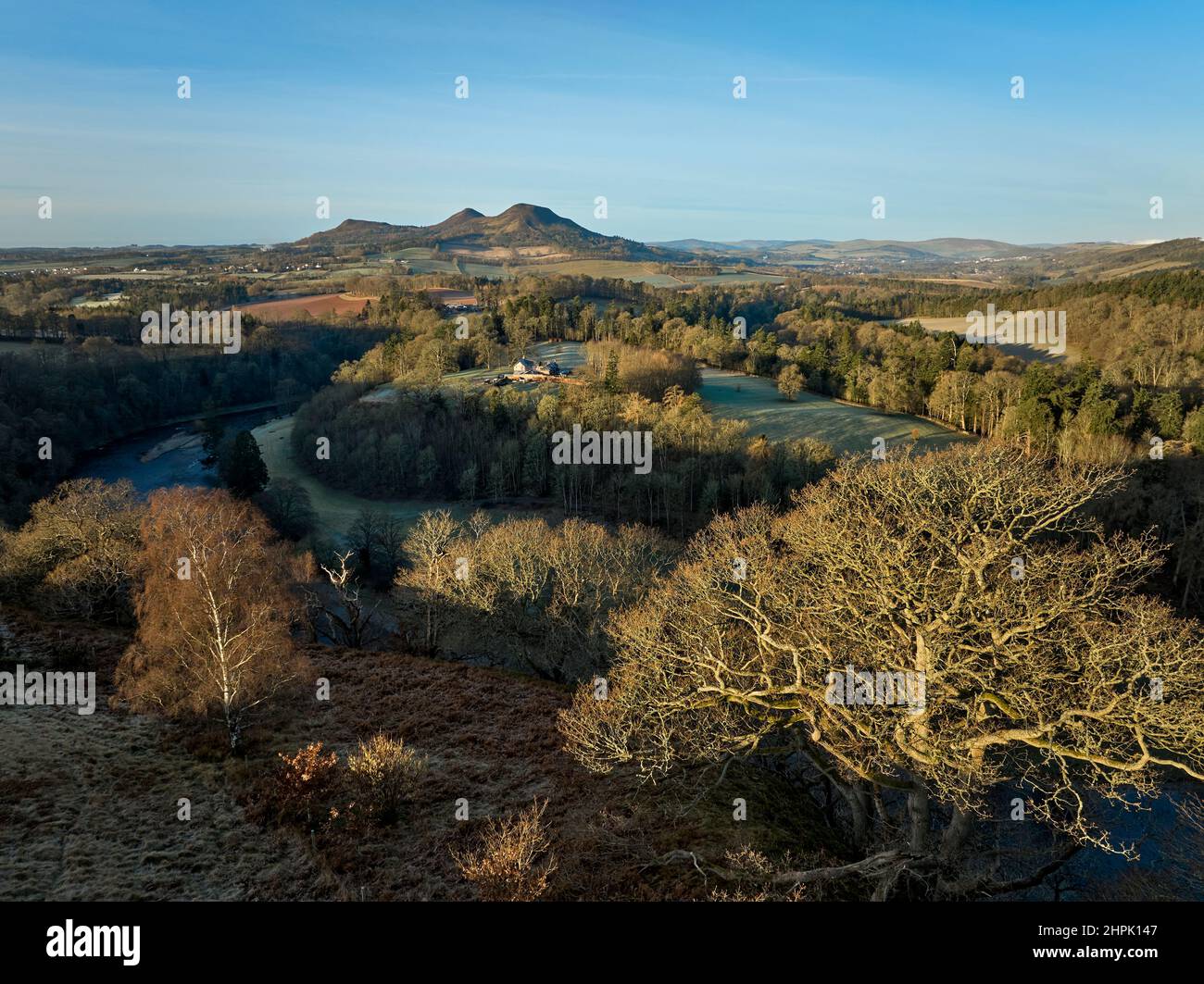 Disparo aéreo desde el drone de Scott's View y las colinas de Eildon en las fronteras escocesas en un brillante día de febrero. Foto de stock