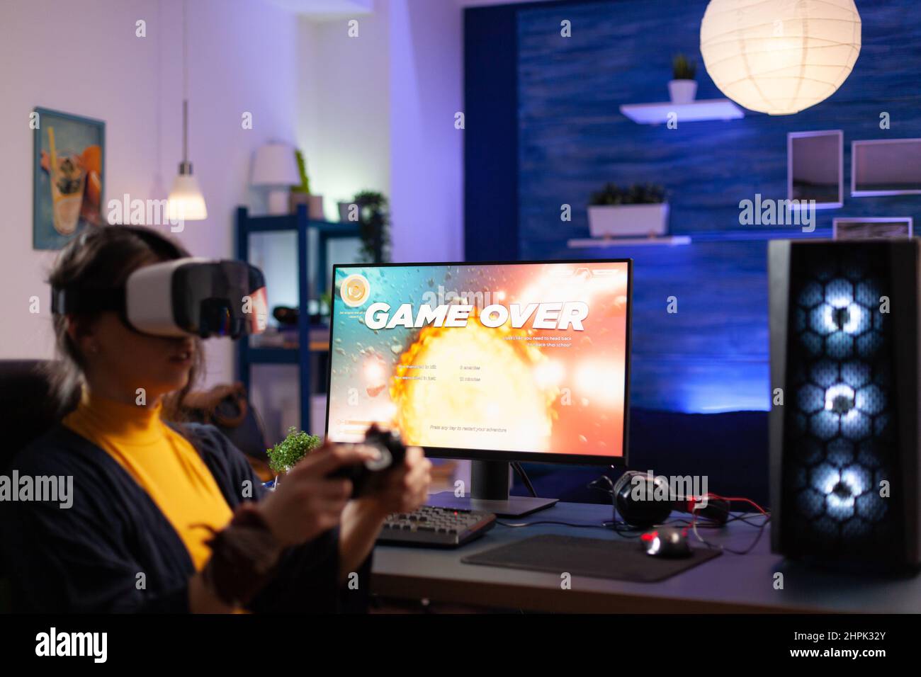 Persona jugando videojuegos con gafas vr en la computadora. jugador que usa  auriculares y controlador de realidad virtual para jugar y ganar juegos en  línea en el monitor. jugador con equipo moderno