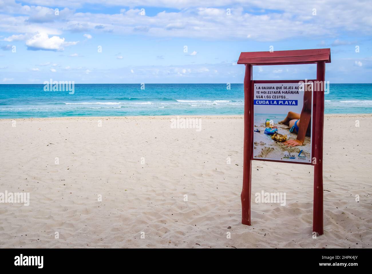 Letrero de limpieza en la playa de Varadero, Cuba Foto de stock