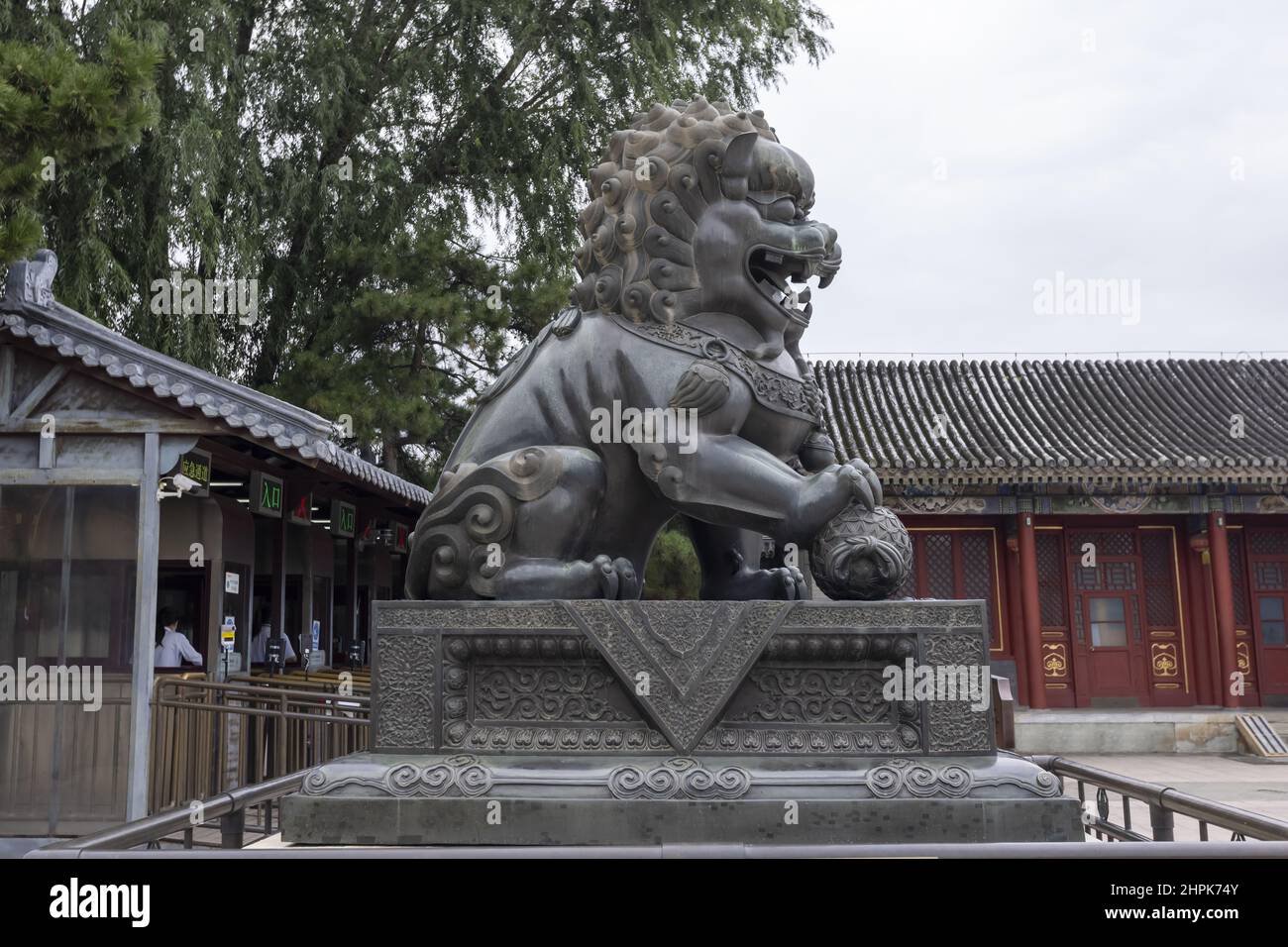 El Palacio de Verano de Beijing está compuesto por un león de cobre Foto de stock