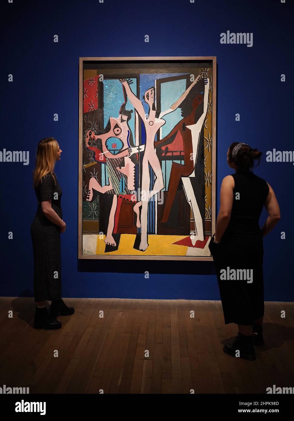 sí mismo Doblez lazo Los miembros del personal de la Galería están al lado de una pintura de  Pablo Picasso, Los Tres Bailarines, 1925, durante una foto de Surrealismo  más allá de las fronteras en Tate