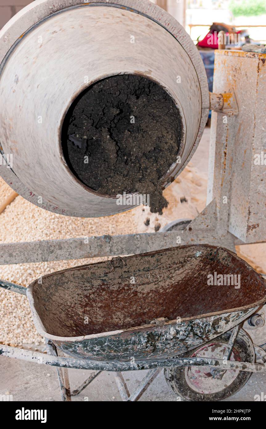 Viejo mezclador de cemento sucio en un sitio de construcción. Fondo, motor. Foto de stock