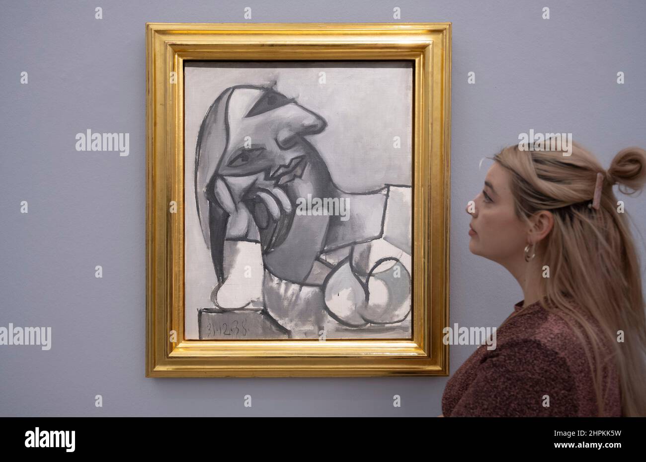 Sotheby's, Londres, Reino Unido. 22 de febrero de 2022. Obras de Magritte, Monet, Picasso, Hockney, van Gogh, Renoir y Banksy en exhibición para la subasta moderna y contemporánea de la tarde y ahora la subasta de la tarde el 2 de marzo en Londres. Imagen: Retrato monocromático de Picasso de sus dos rivales amantes, en el mercado por primera vez, Buste de femme accoudée, gris et blanc, estimación de 10.000.000-15.000.000 libras esterlinas. Crédito: Malcolm Park/Alamy Live News. Foto de stock