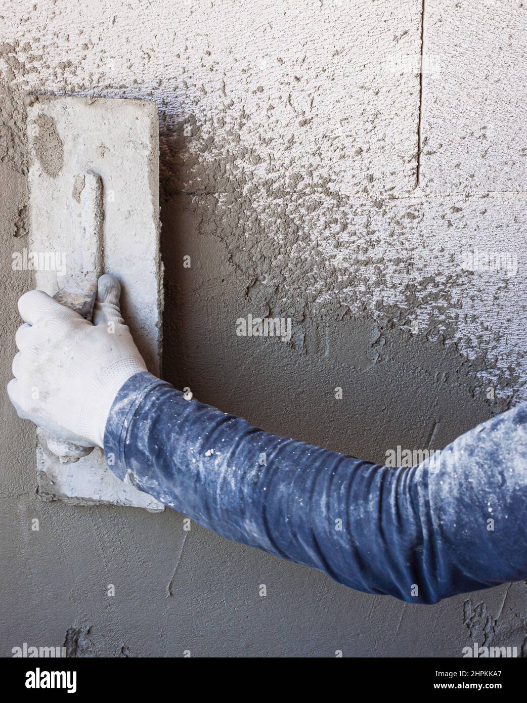 Trabajador herramienta de yeso de mármol en yeso interior áspero Foto de stock