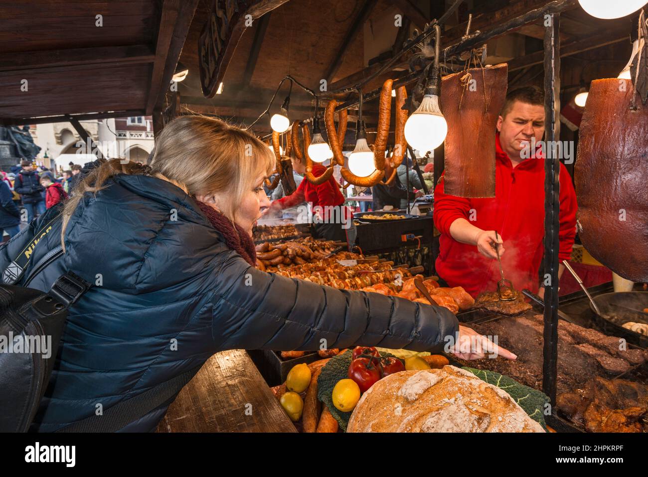 Stand de comida en el mercado de Navidad, Plaza del Mercado, Kraków, Polonia Foto de stock