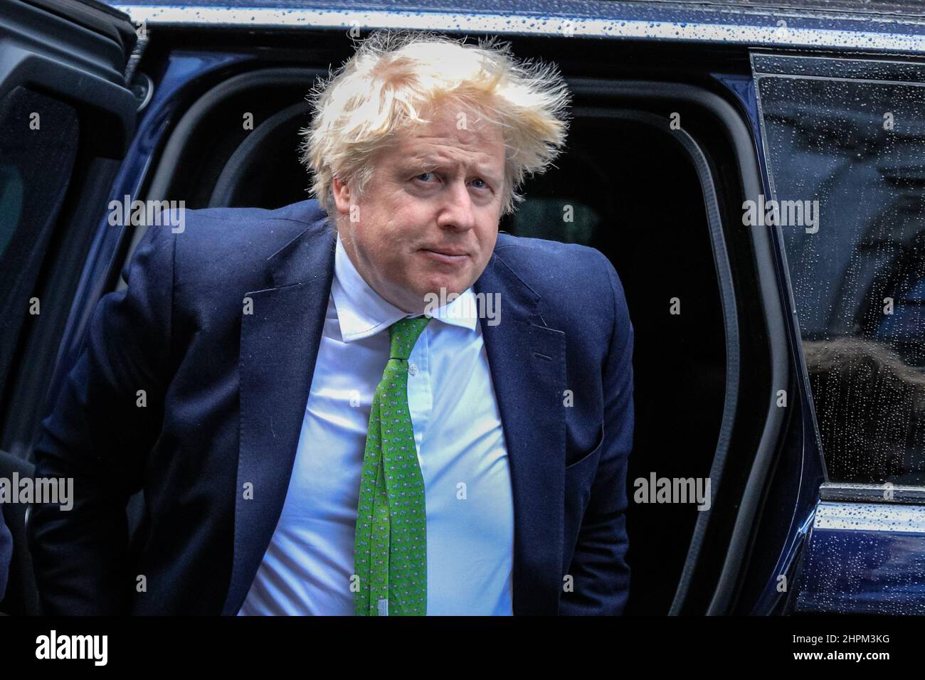 Londres, Reino Unido. 22nd Feb, 2022. El primer ministro británico Boris Johnson regresa a Downing Street en un día ocupado en la política internacional con la situación en Ucrania bajo constante revisión. Crédito: Imageplotter/Alamy Live News Foto de stock