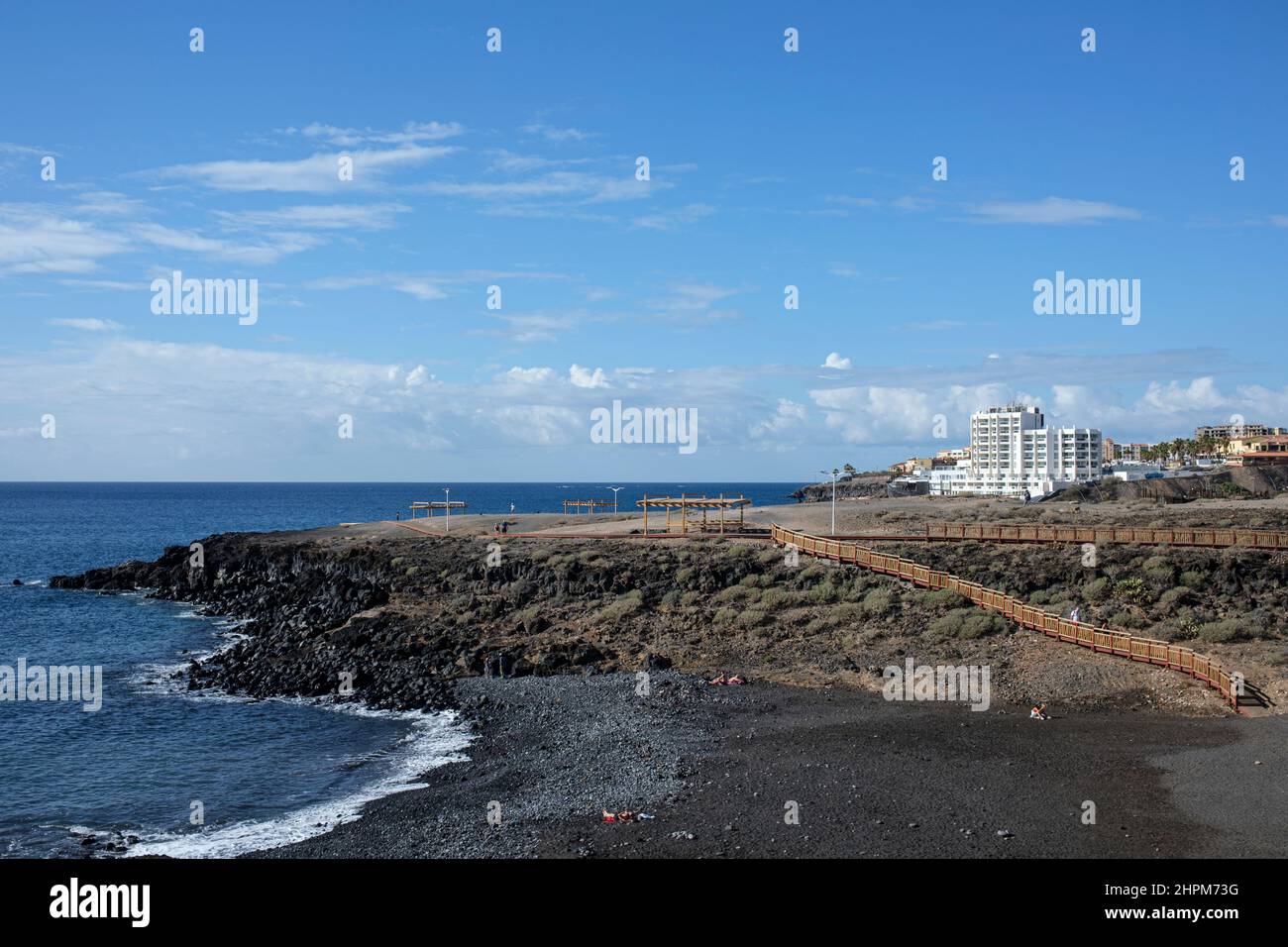 Mirando hacia el hotel Da Vinci en Golf del Sur sobre la playa y la  pasarela en Los Abrigos, Tenerife, Islas Canarias, España Fotografía de  stock - Alamy