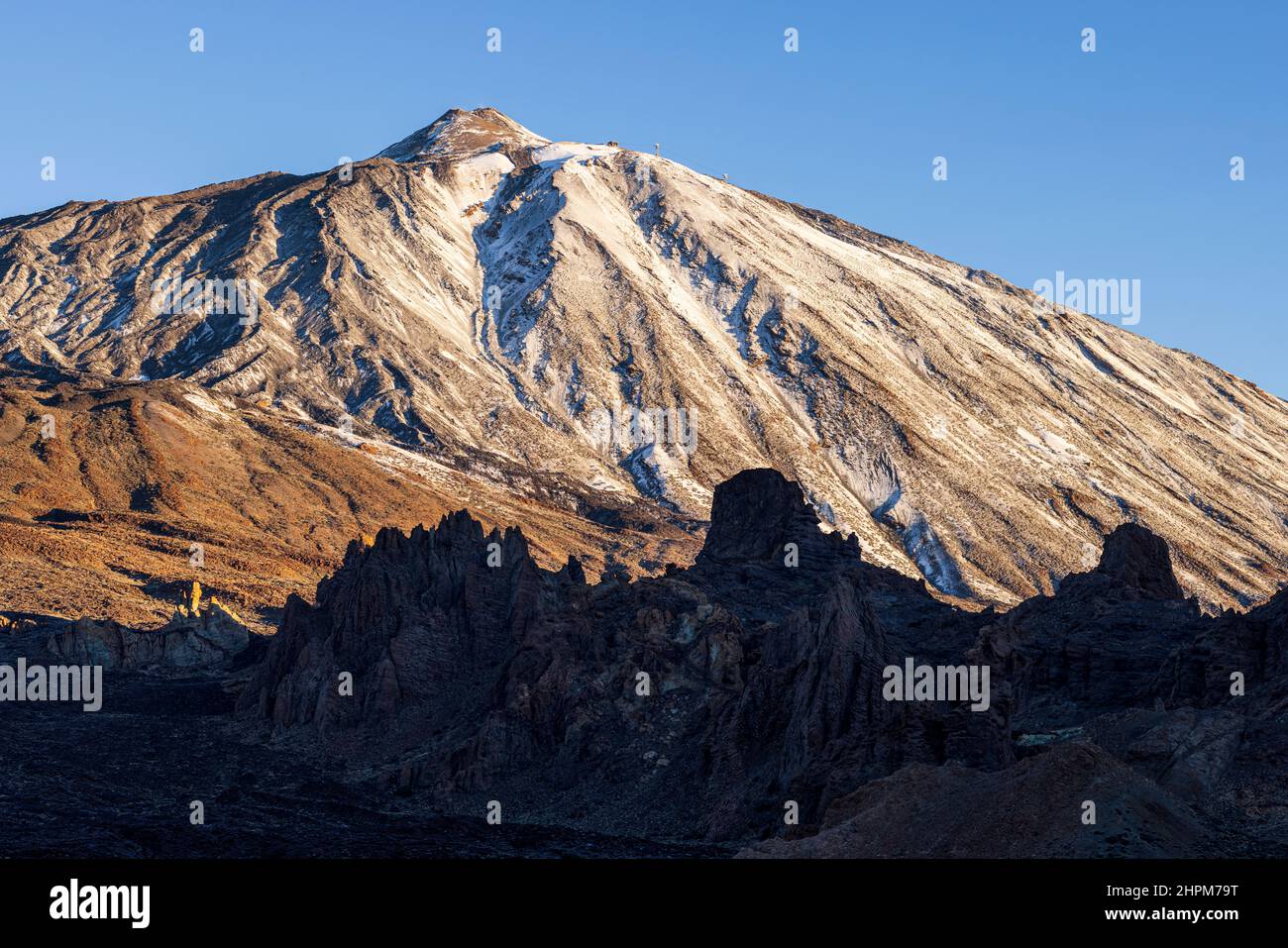 Sol en las laderas nevadas del Teide en el Parque Nacional Las Canadas del  Teide, Tenerife, Islas Canarias, España Fotografía de stock - Alamy