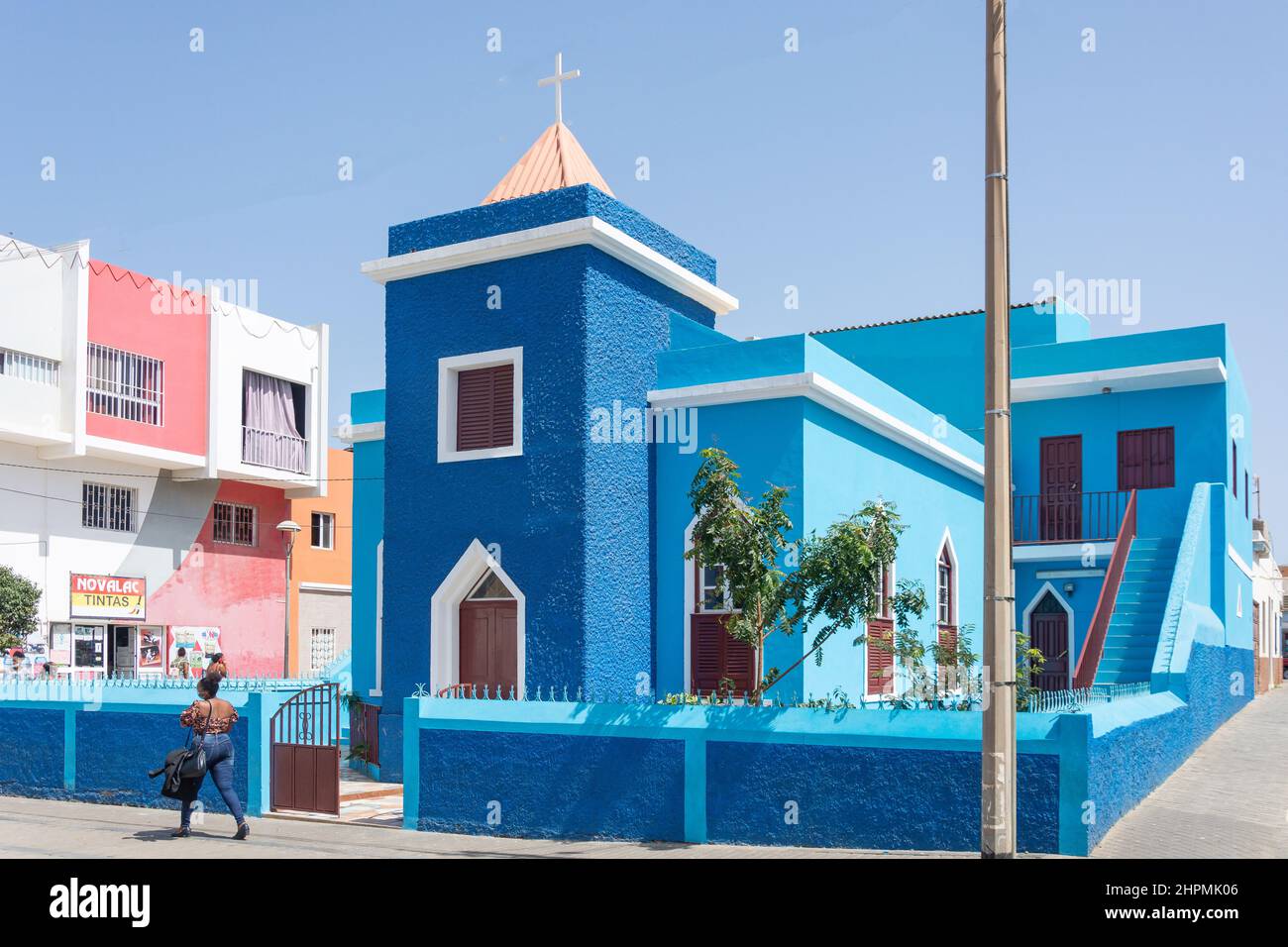 Igreja do Nazareno (Iglesia Evangélica) en la plaza del pueblo, Espargos, Sal (IIha do Sal), República de Cabo (Cabo Verde) Foto de stock