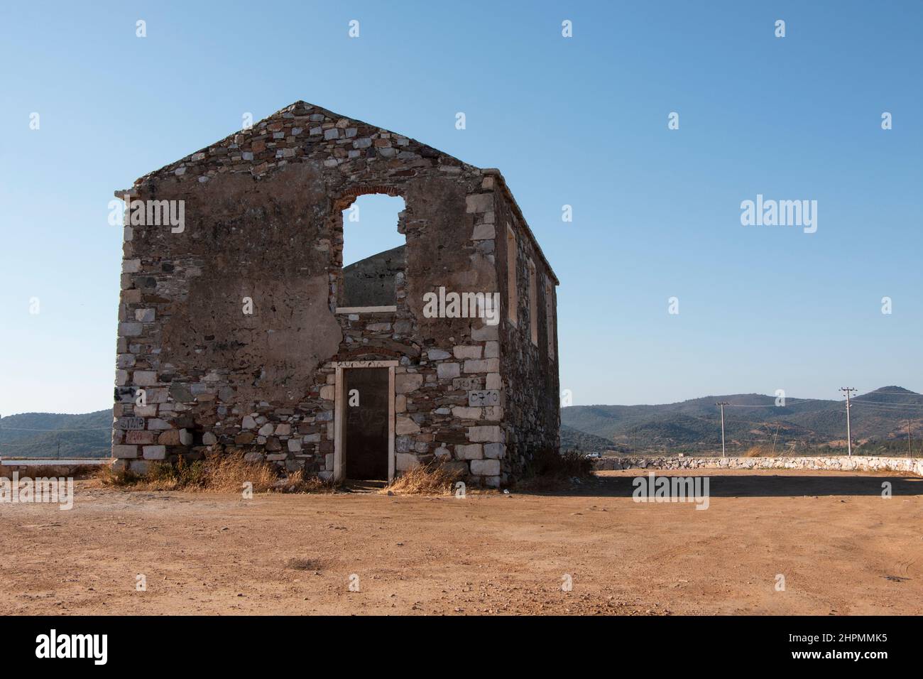 Casa de ruinas históricas cerca del lago. Edificio solitario en medio del lago. Foto de stock