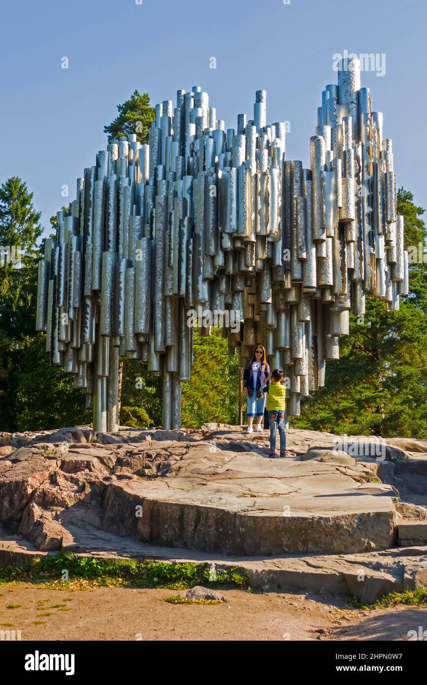 El Monumento a Jean Sibelius en Helsinki Findland es la ciudad capital y municipio más populoso de Finlandia y es un puerto sobre el crucero poplual Balt Foto de stock
