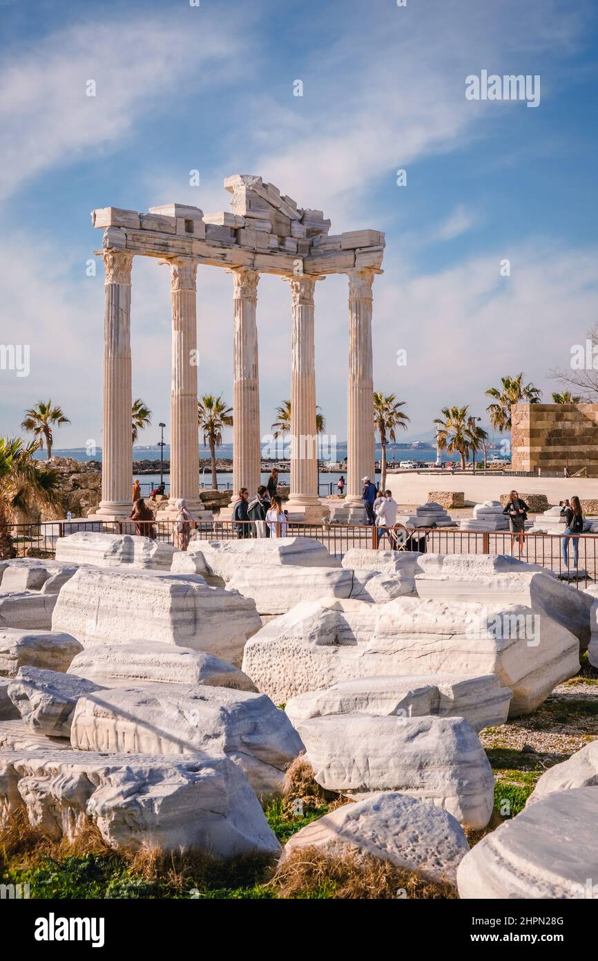 Side, Antalya Turquía - 20 2022 de febrero: Imagen vertical del Templo de Apolo lluvia después con cielo nublado, griego antiguo histórico de mármol antiguo. Foto de stock