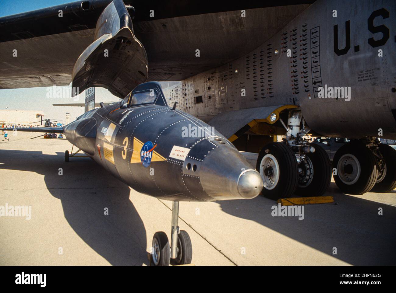 El número 3 de la NASA X-15 se ha embolsado en la base de la Fuerza Aérea Edwards junto al avión de caída de aire del buque madre B-52 de la NASA. Foto de stock