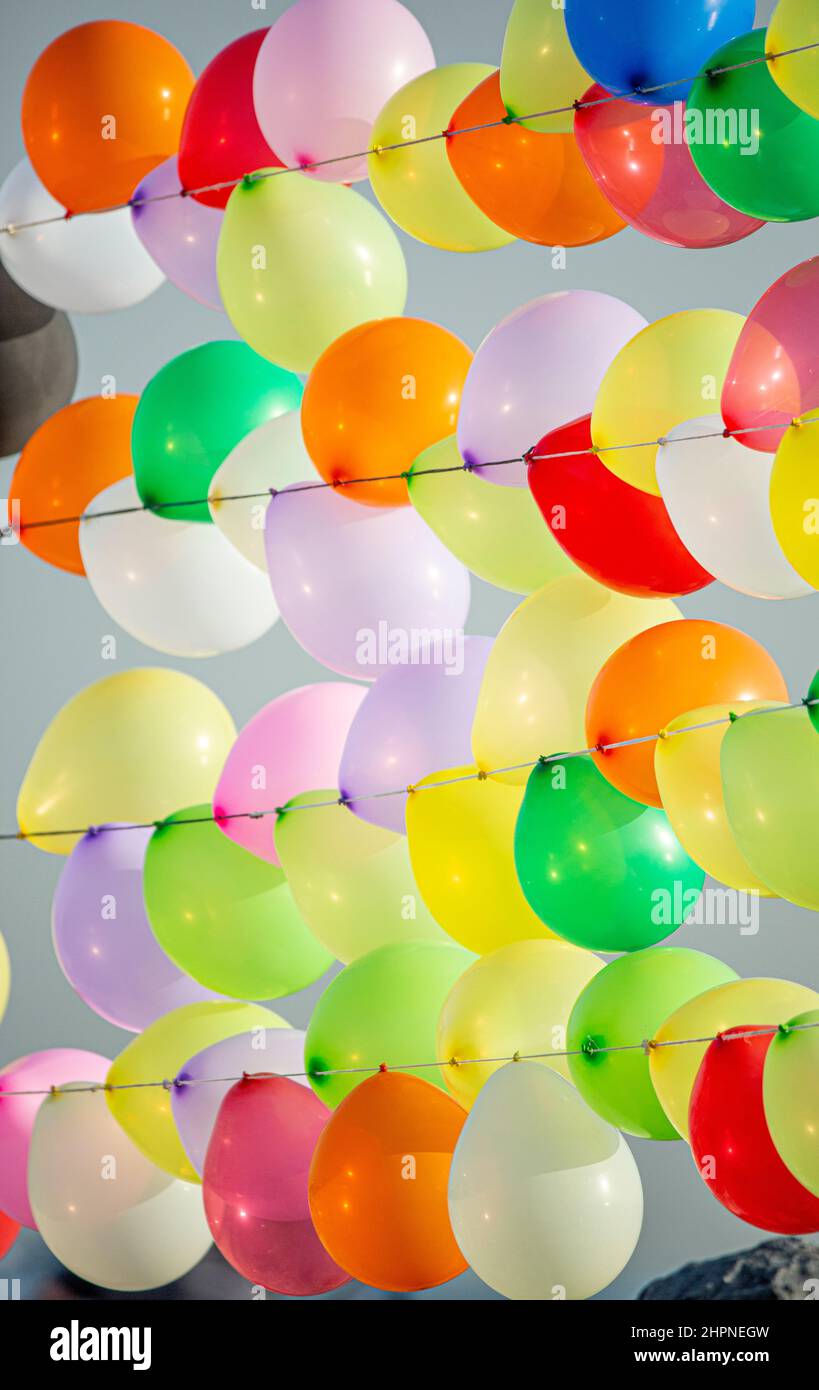 Pared de globos de colores para fiestas y carnaval. Muchos globos de  colores que forman una imagen de fondo brillante Fotografía de stock - Alamy