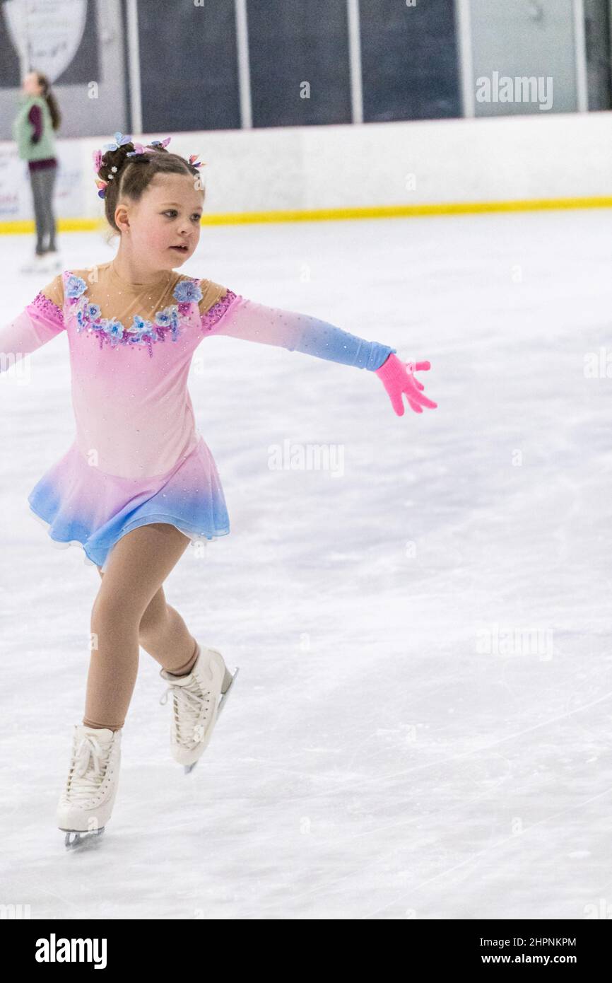 Niña practicando patinaje artístico en una pista de hielo cubierta  Fotografía de stock - Alamy