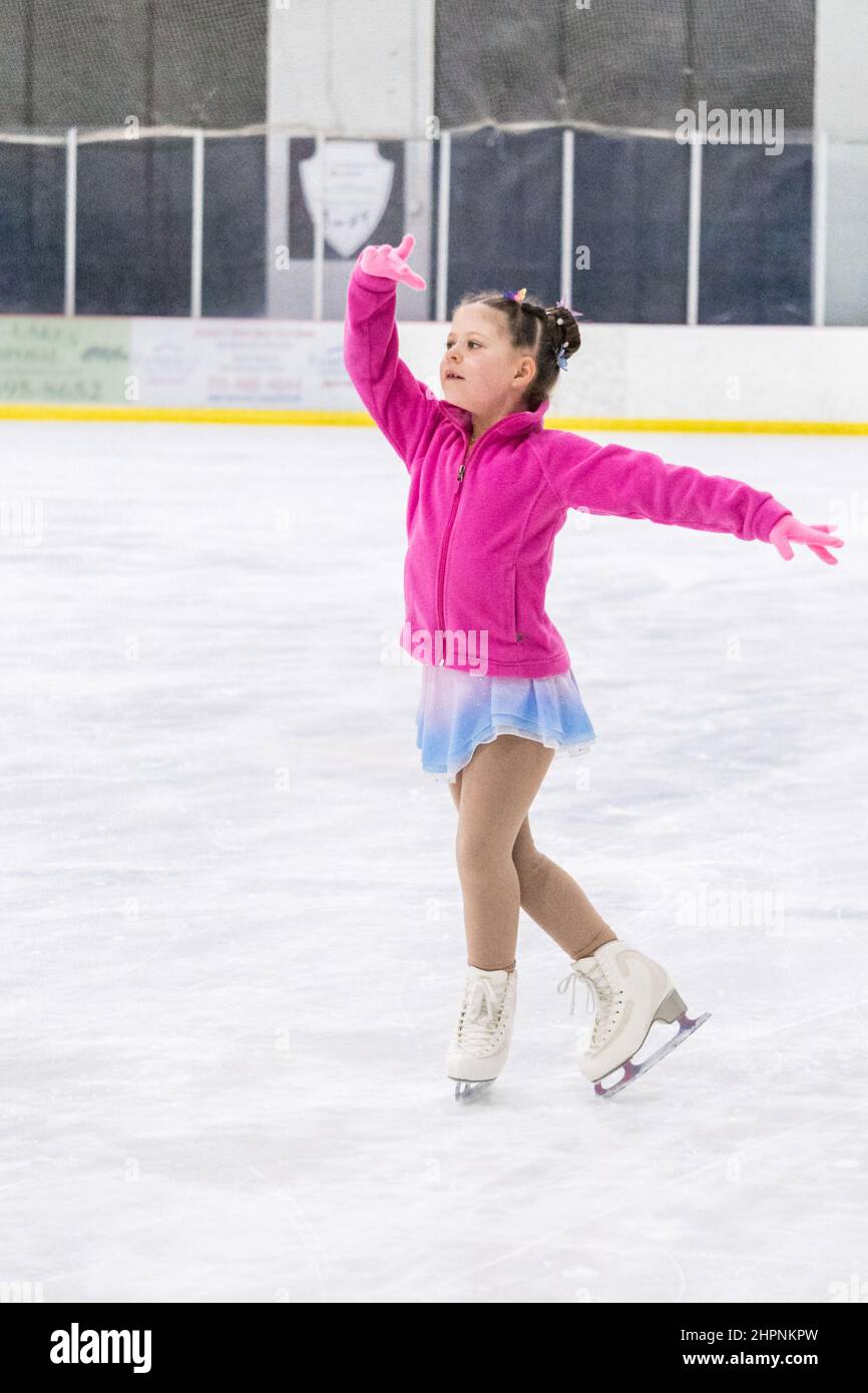 Niña practicando elementos de patinaje artístico en pista de patinaje sobre  hielo cubierta Fotografía de stock - Alamy