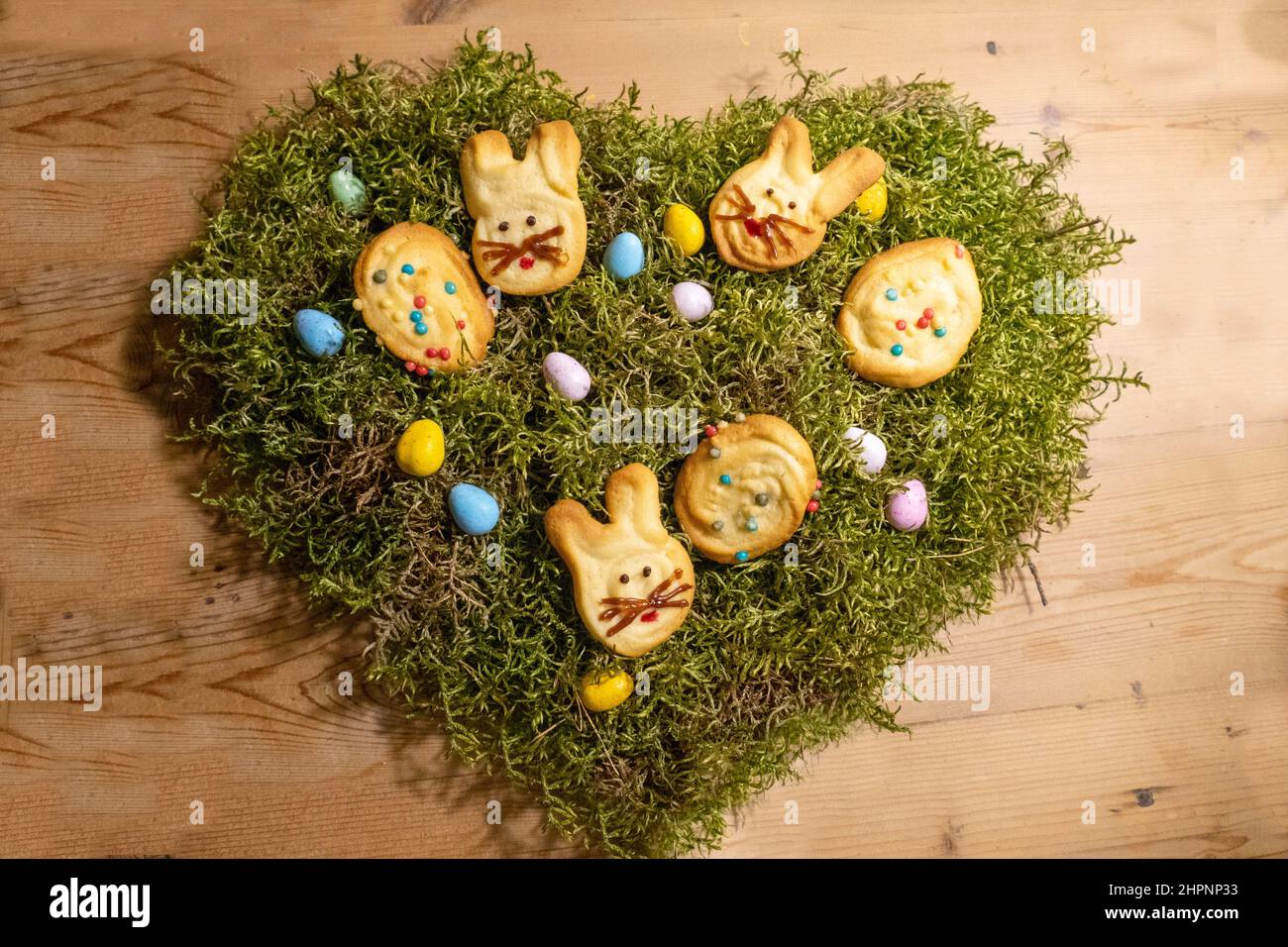 Hasen und Eier Kekse auf einem Herz aus Moos zu Ostern Foto de stock