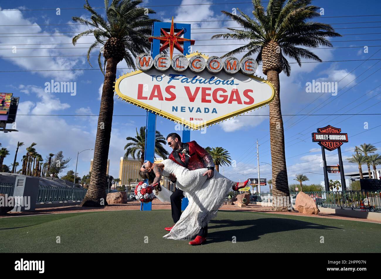 Las Vegas, Nevada, Estados Unidos. 22nd Feb, 2022. Rose y Ben Taylor, de  Washington, posan en el cartel Welcome to Fabulous Las Vegas el 2 de  febrero de 2022. Las Vegas, apodada