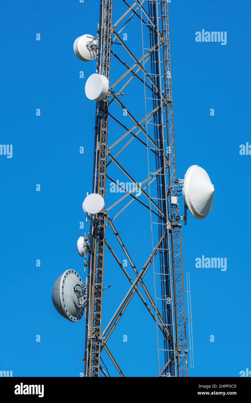 Primer plano de torre de celosía con antenas de microondas, vertical - Davie, Florida, Estados Unidos Foto de stock