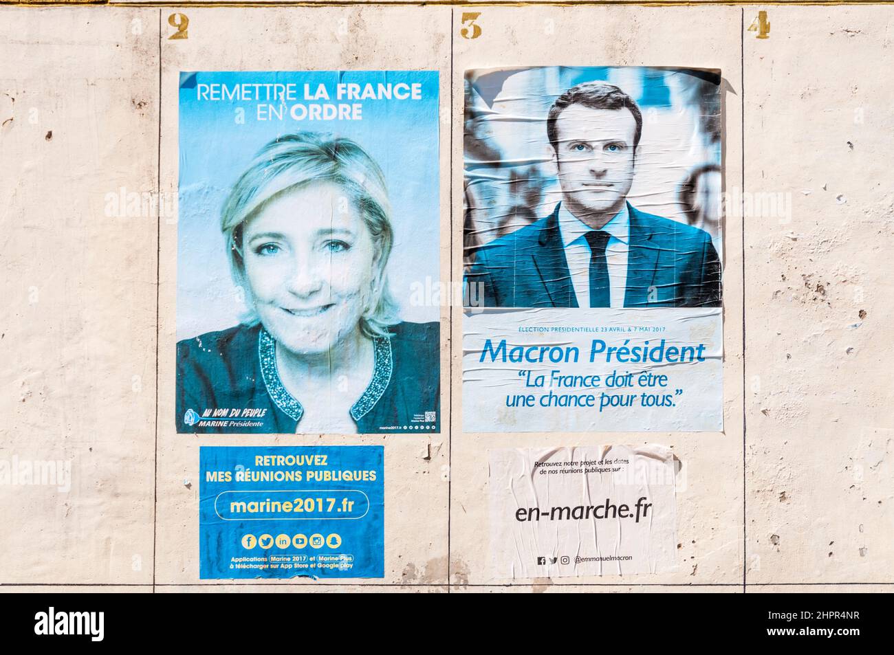 Carteles electorales franceses para Marine Le Pen y Emmanuel Macron en una pequeña aldea en el sur de Francia. Foto de stock