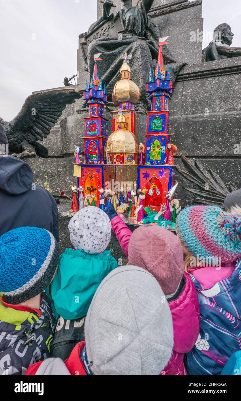 Jóvenes escolares en la escena de la natividad de Kraków Szopka que hicieron, exhibidos durante el concurso anual en diciembre, en el monumento Adam Mickiewicz, Plaza del Mercado Principal, Kraków, Polonia Foto de stock