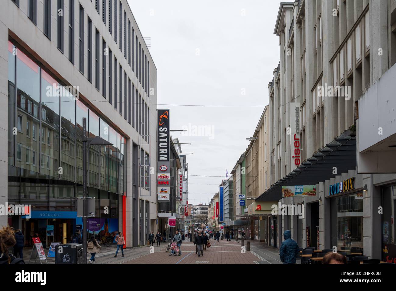 Die Kieler Innenstadt um die Holstenstraße im Jan 2022 wegen der Corona-Vorschriften nur wenig frequentiert Foto de stock