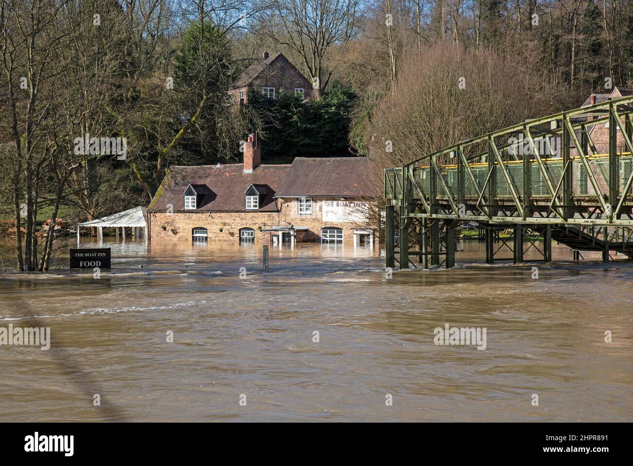 Shropshire, Inglaterra. 23/02/2022, el Boat Inn, en el pueblo de Jackfield en el desfiladero de Ironbridge en Shropshire, se inundó, después de que el río Severn estalle sus bancos después de una semana de tormentas y fuertes lluvias. Foto de stock