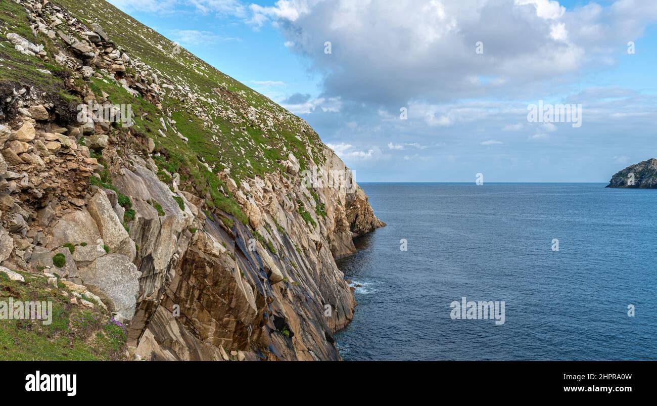 Con vistas al mar desde la isla de St. Kilda desde Village Bay Foto de stock