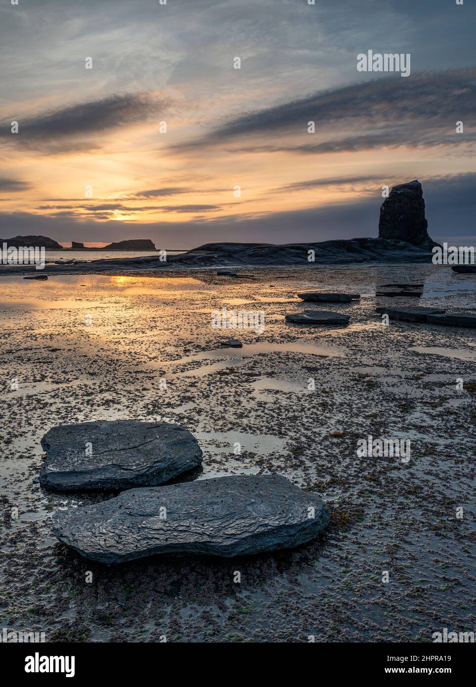 Puesta de sol en la bahía de Saltwick cerca de Whitby Foto de stock