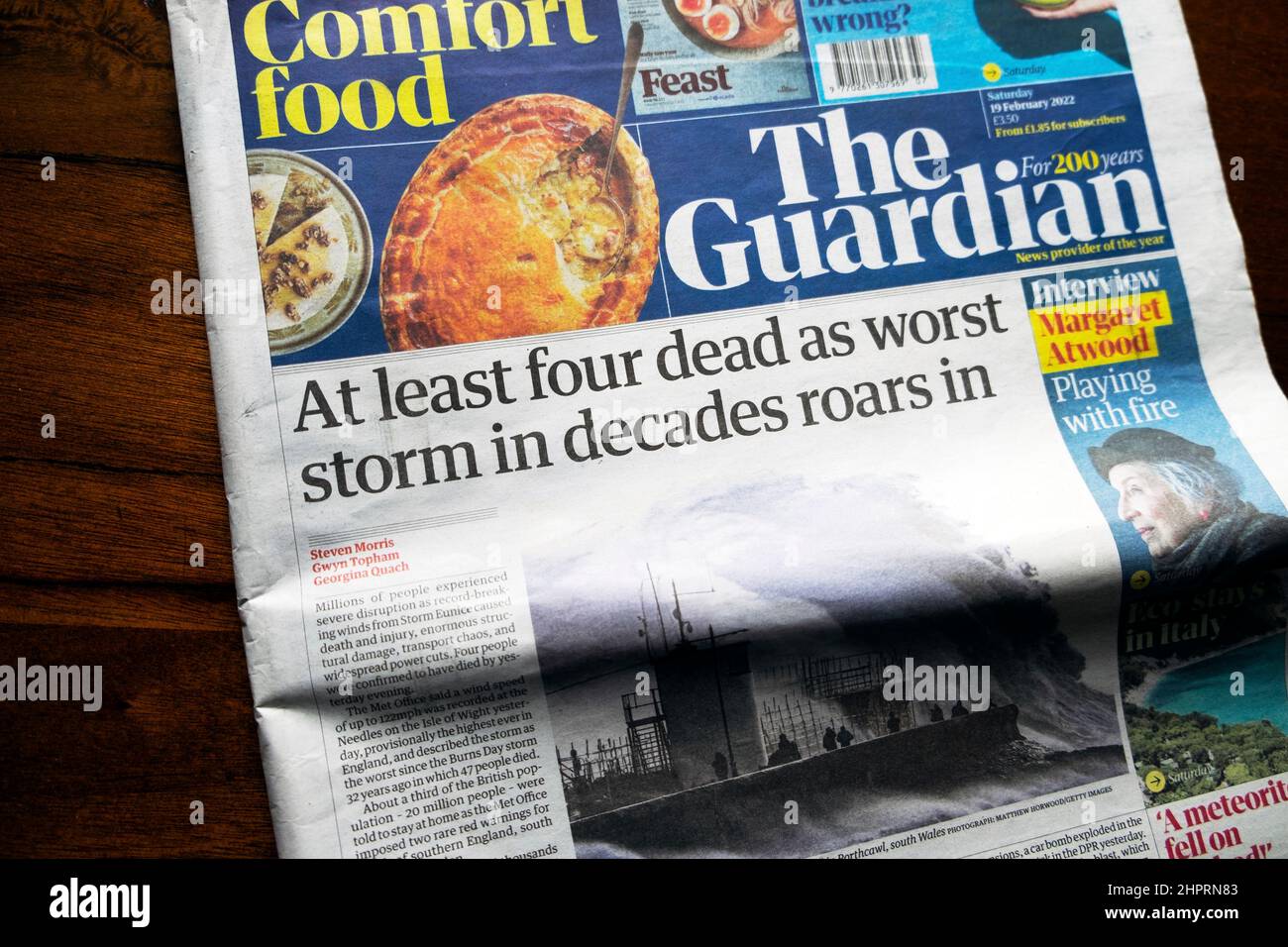 'Al menos cuatro muertos como peor tormenta en décadas ruge en' Guardian periódico portada titular Storm Eunice artículo el 18 de febrero de 2022 Londres Reino Unido Foto de stock