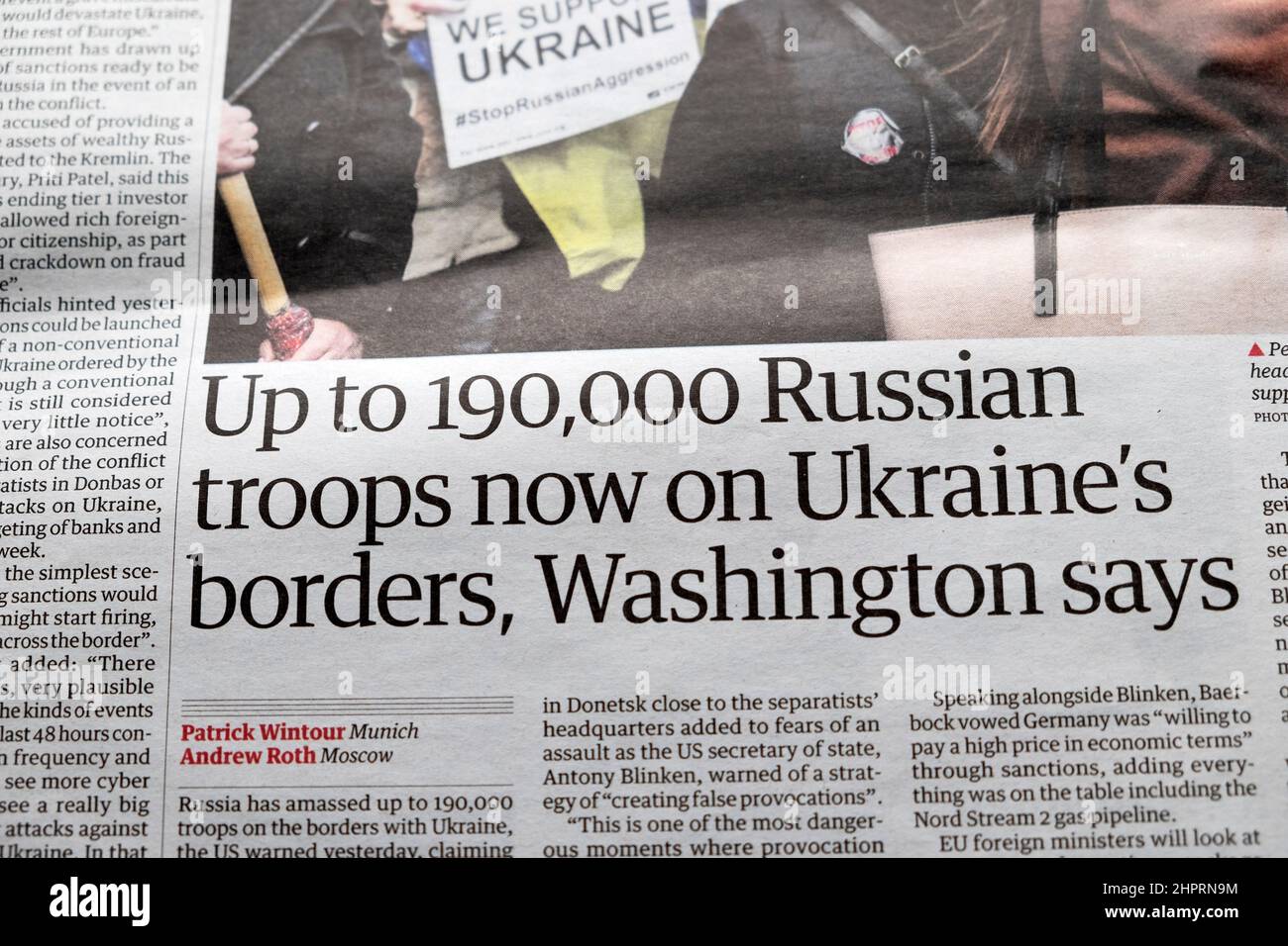 'Hasta 190.000 tropas rusas ahora en las fronteras de Ucrania, Washington dice' El titular del periódico Guardian Ucrania recortando Londres Reino Unido el 19 de febrero de 2022 Foto de stock